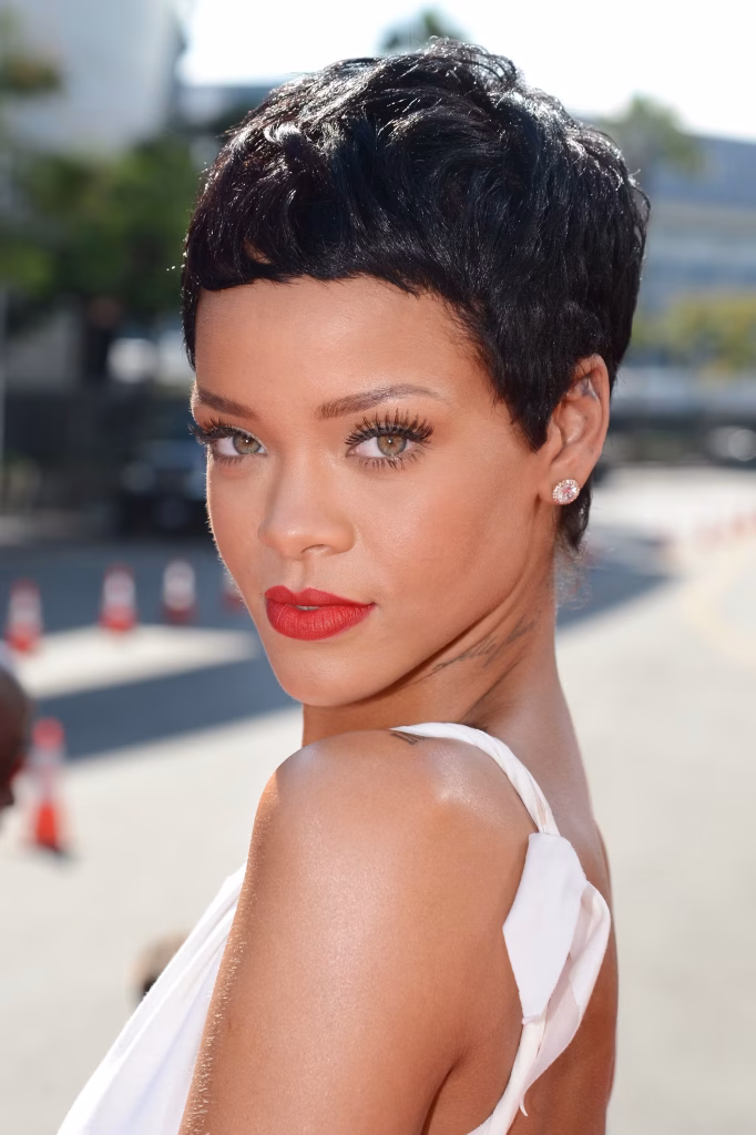 Rihanna  - photo: thezoereport.com